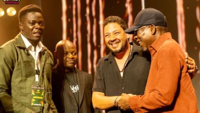 Le Président Patrice Talon félicite Sam du Barça, Willy Dumbo et Oualas à l'issue de la soirée d'ouverture du Cotonou Comedy Festival Le Président Patrice Talon félicite Sam du Barça, Willy Dumbo et Oualas à l'issue de la soirée d'ouverture du Cotonou Comedy Festival