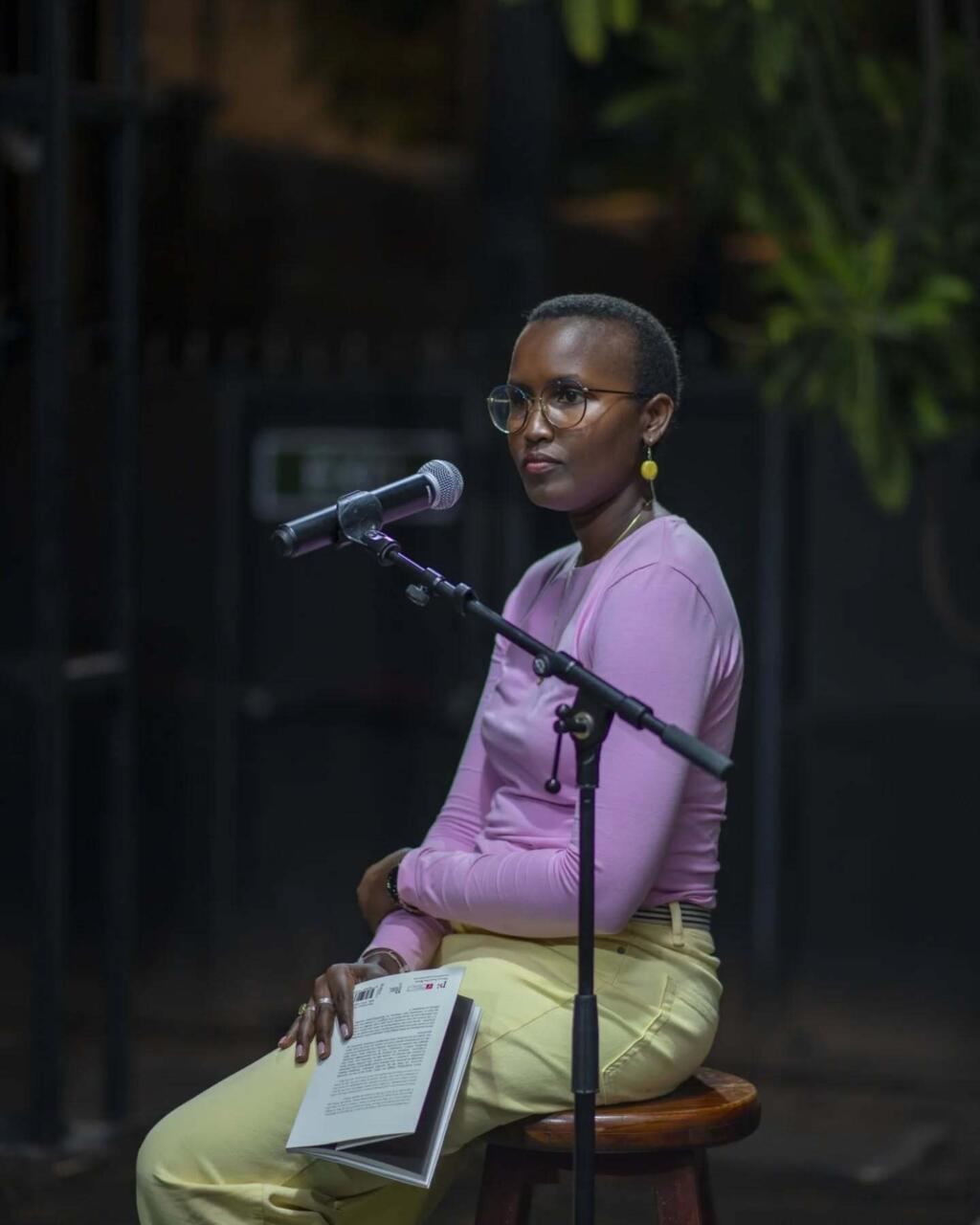 Une lectrice du livre de Shaaban Robert, « Kusadikika ».