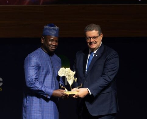 Mohamed Hamel se voit remettre son prix lors du MSGBC 2025