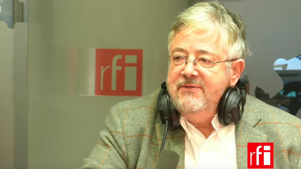 Le chercheur Roland Marchal dans les studios de RFi, en région parisienne.
