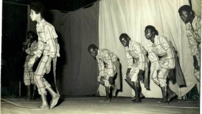 Troupe du lycée Chaminade (1964) © Maison des Archives Congo Troupe du lycée Chaminade (1964) (© Maison des Archives Congo)