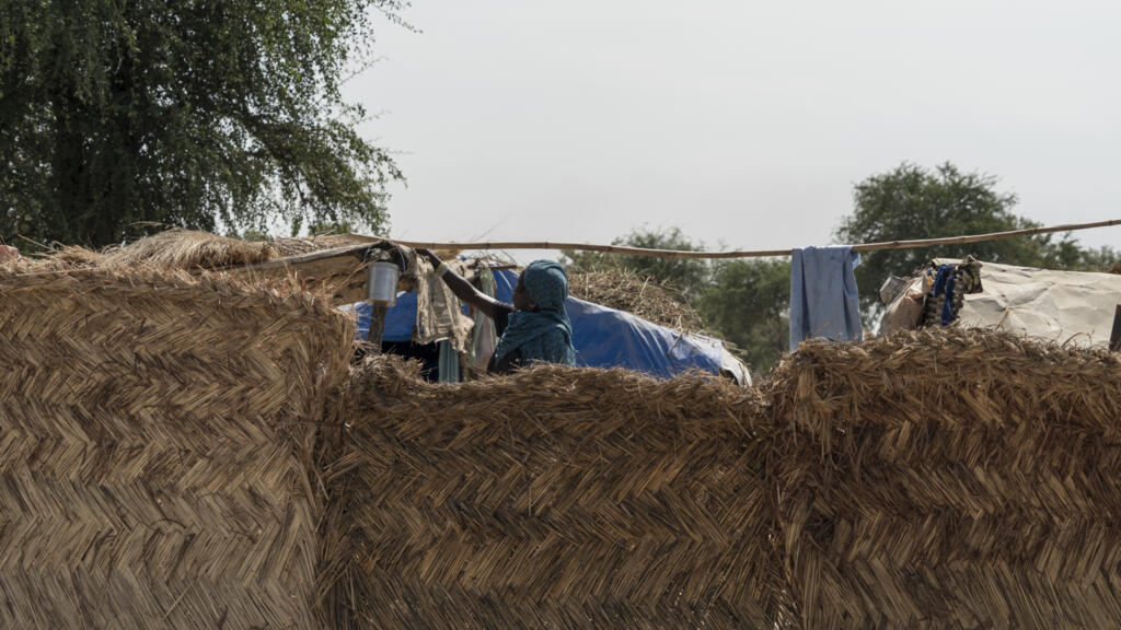 Une femme centrafricaine, déplacée interne, dans le quartier de Nguerendomo, où vivent environ 7 000 des plus de 10 000 personnes déplacées internes de la zone de Korsi (dans cette zone se trouvent des personnes déplacées par des années de conflit en République centrafricaine ainsi que des réfugiés soudanais), à Birao, le 11 décembre 2025.