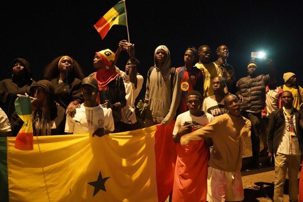 Des supporters sénégalais accueillent les nouveaux champions d'Afrique à leur arrivée à l'aéroport de Dakar, le 20 janvier 2026.