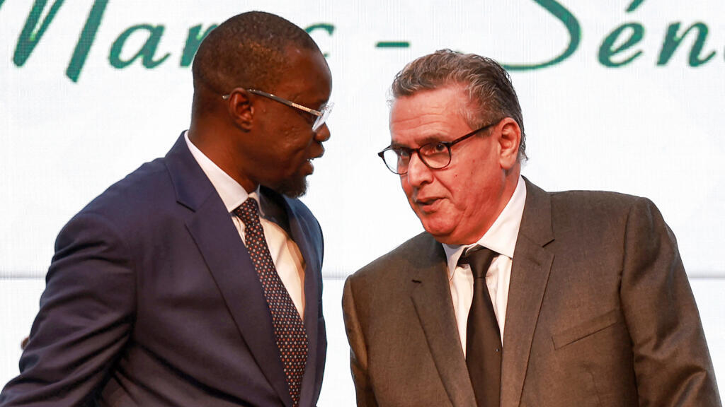 Le Premier ministre marocain Aziz Akhannouch (à droite) et le Premier ministre sénégalais Ousmane Sonko, en visite officielle au Maroc, s'apprêtent à signer des accords bilatéraux lors de leur rencontre à Rabat, le 26 janvier 2025, dans le cadre de la 15e session du Haut-Commissariat mixte pour la coopération.
