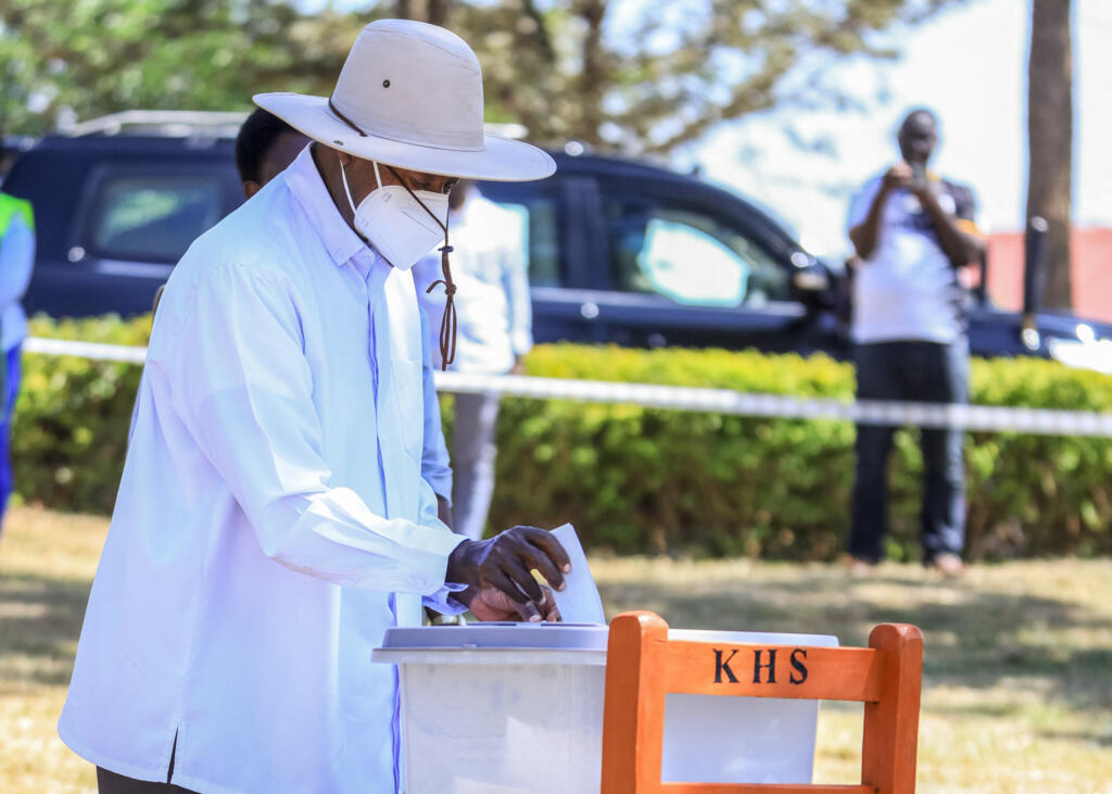 Le président ougandais sortant et candidat du Mouvement de résistance nationale (NRM) à l'élection présidentielle, Yoweri Museveni, vote à Rwakitura le 15 janvier 2026 lors des élections générales ougandaises de 2026.