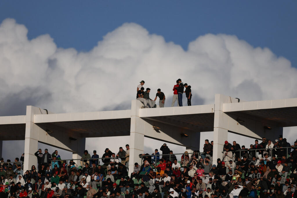 Après l'ouverture des portes aux spectateurs, le stade Adrad d'Agadir s'est retrouvé surrempli et quelques spectateurs sont montés sur le toît pour regarder Égypte-Afrique du Sud.