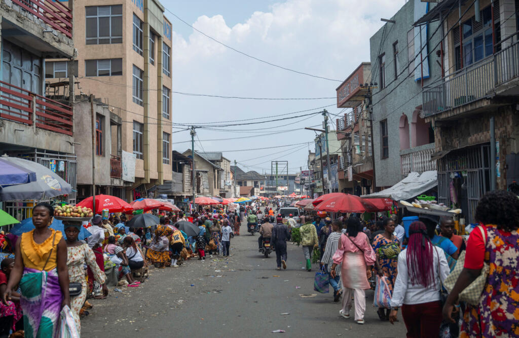 Commerçants et clients se pressent autour d’un marché en plein air alors que les habitants et les entreprises ont du mal à accéder à l’argent liquide et à effectuer des transactions de base à la suite d’affrontements entre les rebelles du M23 et les Forces armées de la République démocratique du Congo (FARDC), à Goma, en République démocratique du Congo, le 4 mars 2025.