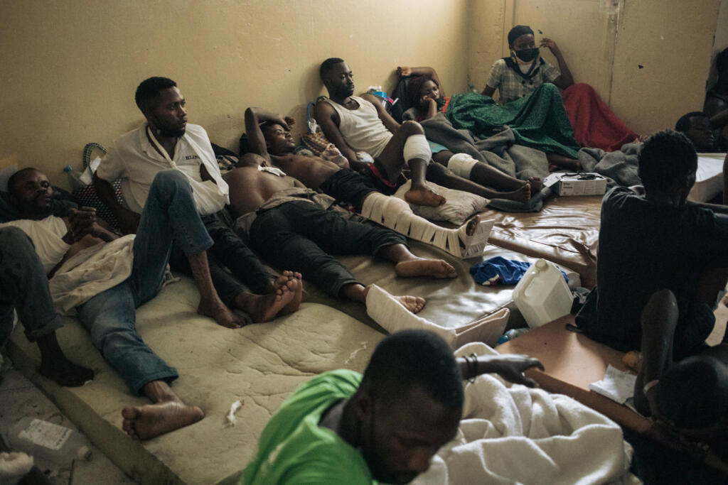 Les hôpitaux du Nord-Kivu ont été submergés par des blessés victimes de coups de feu et d'éclats d'obus. Ici, certains sont allongés sur des matelas dans une chambre de l'hôpital Ndosho, où opère le Comité international de la Croix-Rouge (CICR), à Goma, le 30 janvier 2025.