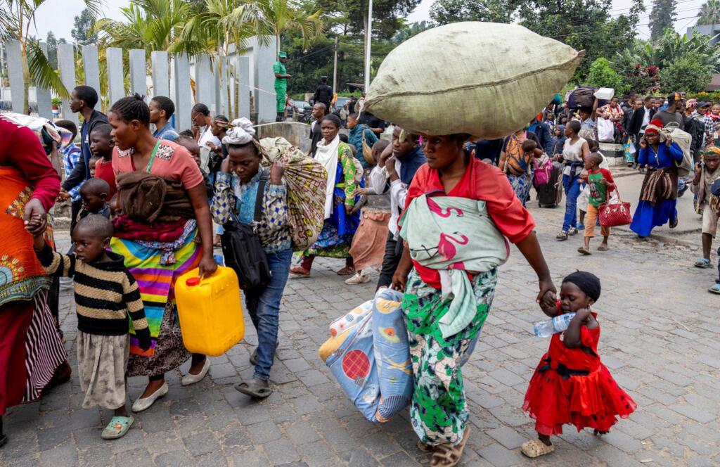 Le personnel humanitaire, leurs familles et les civils fuient Goma, dans l'est de la République démocratique du Congo, à la suite des combats entre les rebelles du M23 et les Forces armées de la République démocratique du Congo (FARDC), à Gisenyi, au Rwanda, le 27 janvier 2025.