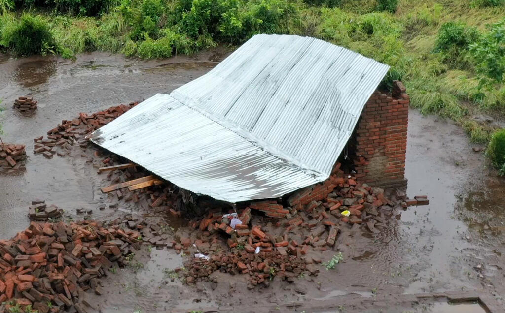 Après des pluies intenses, une maison détruite dans la province de Tete, au nord-ouest de Maputo, au Mozambique, le jeudi 15 janvier 2026.