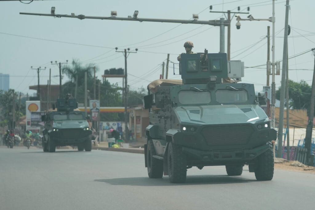 Les forces de sécurité ougandaises patrouillant dans une rue lors des manifestations qui ont suivi l'annonce des résultats préliminaires à Kampala, en Ouganda, le vendredi 16 janvier 2026.
