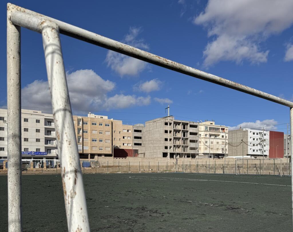 Le terrain synthétique défoncé et la débrouille pour les U15 du Hassania Agadir.