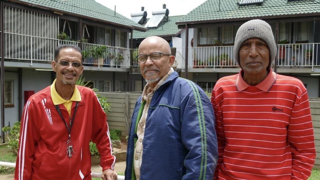 Ces trois résidents sont particulièrement impliqués dans la vie de la maison de retraite, ils participent activement  à réparer ou à rénover leur résidence.