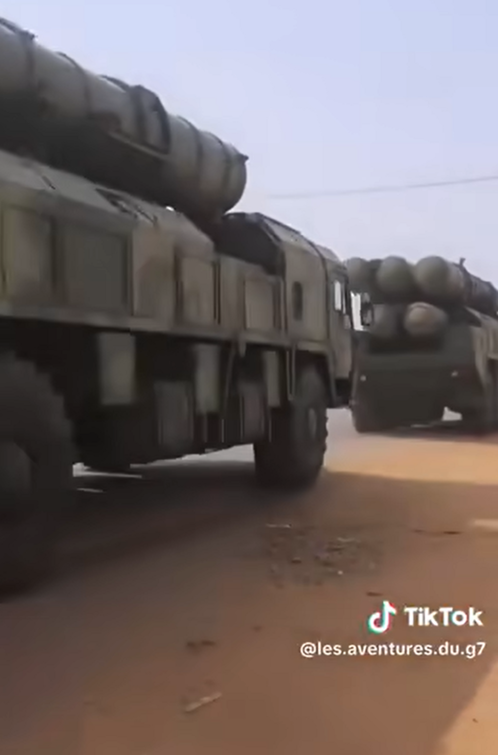 Un convoi qui n'a jamais existé. Il a été crée par IA.