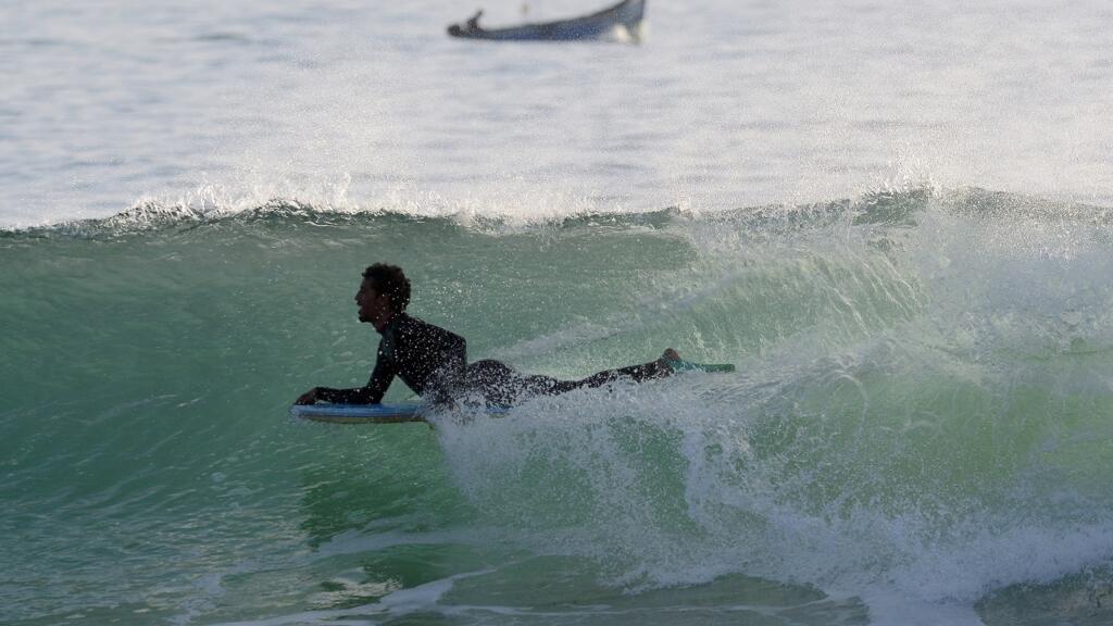 Un surfeur à l'œuvre à Taghazout, au Maroc.