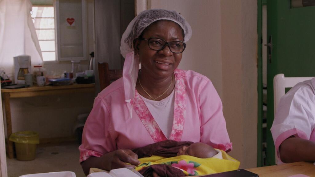 Honorine Soma, la sage-femme qui a fondé Wolobougou, une maternité de brousse au Burkina Faso.