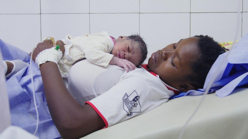 Après l’accouchement. Scène issue du documentaire « Wolobougou », réalisé par Camille Varenne.