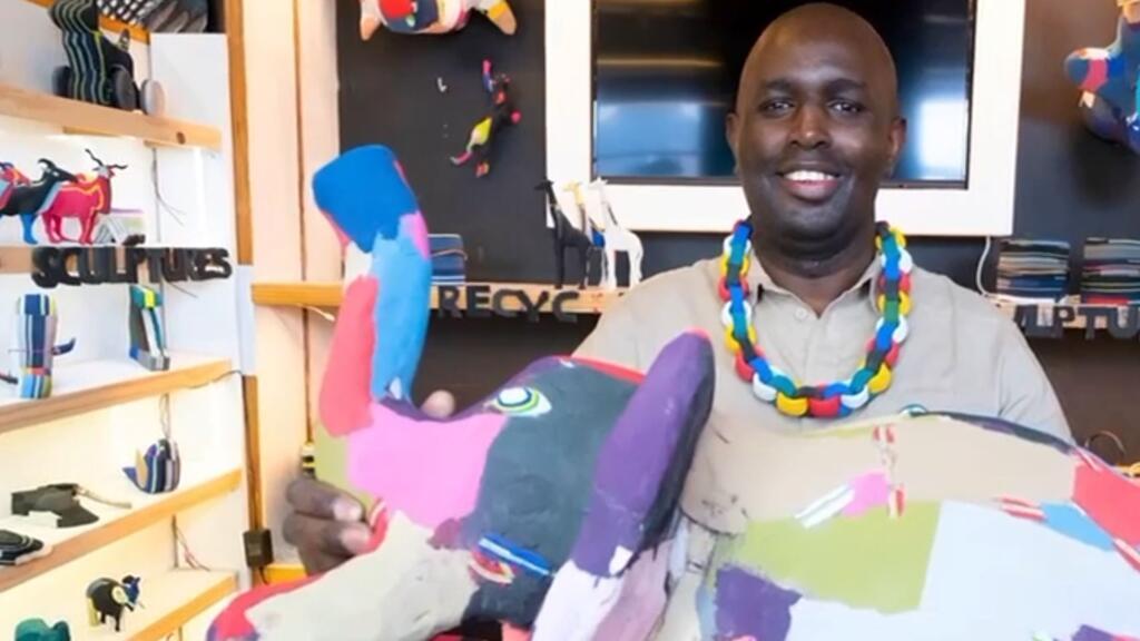 Davis Ndungu, dans sa boutique au Cap en Afrique du Sud. Avec de vieilles claquettes,  il crée de petites ou de grandes figurines d’animaux de toutes les couleurs.