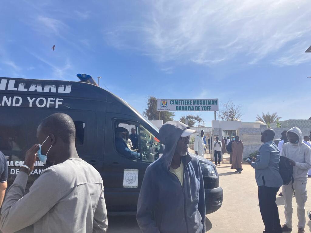 Le corbillard transportant mercredi 28 janvier au cimetière de Yoff la dépouille de l’actrice Halima Gadji décédée lundi soir à Dakar .
