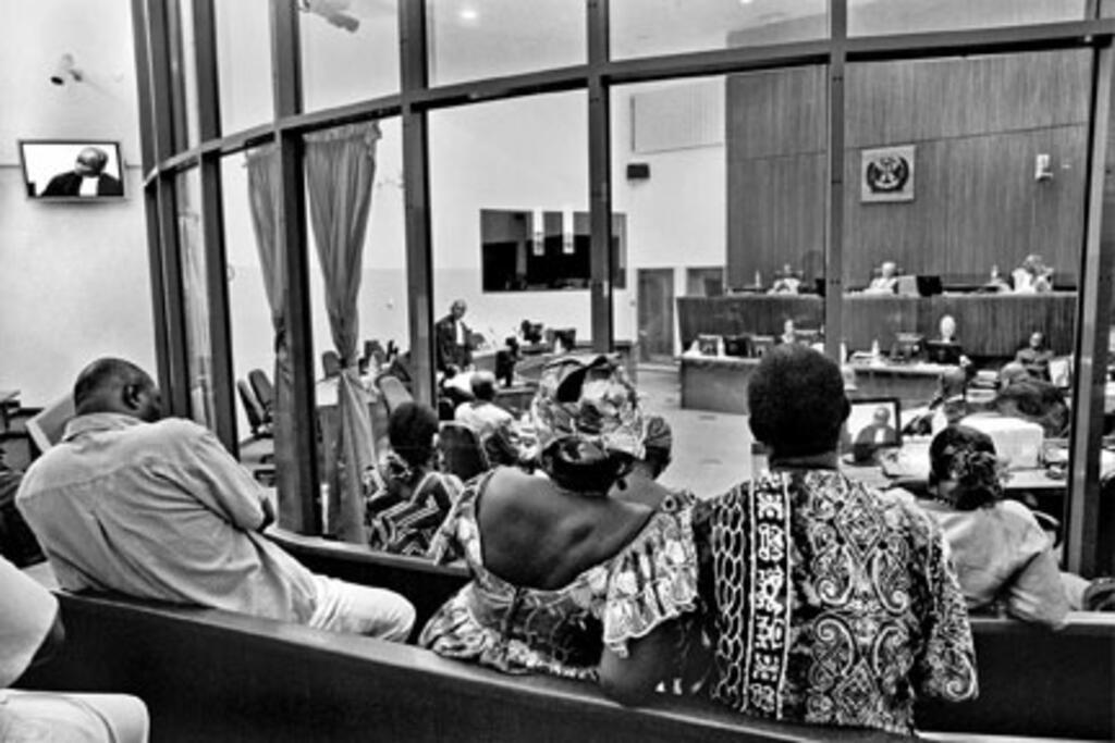 La galerie publique du Tribunal Spécial pour la Sierra Leone (TSSL). Le TSSL a la particularité de rendre justice in situ ; cela permet aux citoyens sierra-léonais de pouvoir assister au travail de justice et aux jugements des principaux accusés de la cour. Nombreux sont toutefois ceux qui dénoncent la bulle high-tech que représente le tribunal, ainsi que son cortège d’expatriés aux salaire mirobolants.  Au-delà des déclarations bien pensantes, beaucoup dénoncent également le manque d’implication et de par