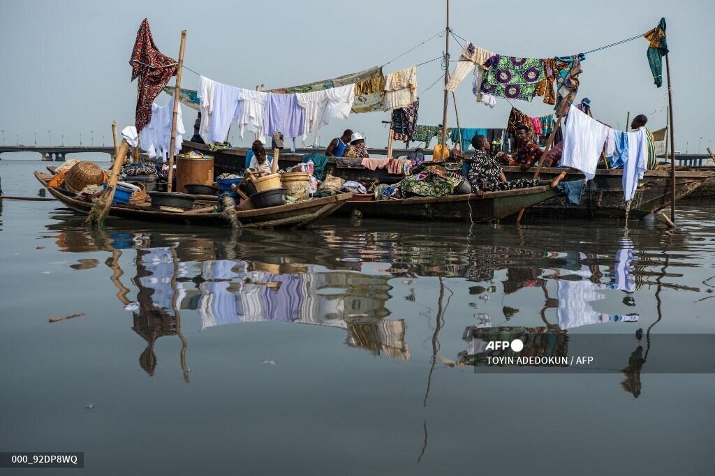 Des familles sont assises sur des pirogues après avoir été expulsées et leurs maisons démolies à Makoko, un bidonville flottant de Lagos, le 9 janvier 2026.