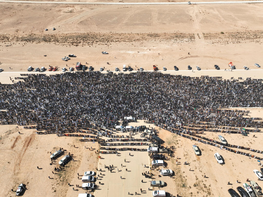Des images aériennes prises par drone montrent des personnes assistant aux funérailles de Saïf al-Islam Kadhafi, tué mardi à Zintan, le 6 février 2026.