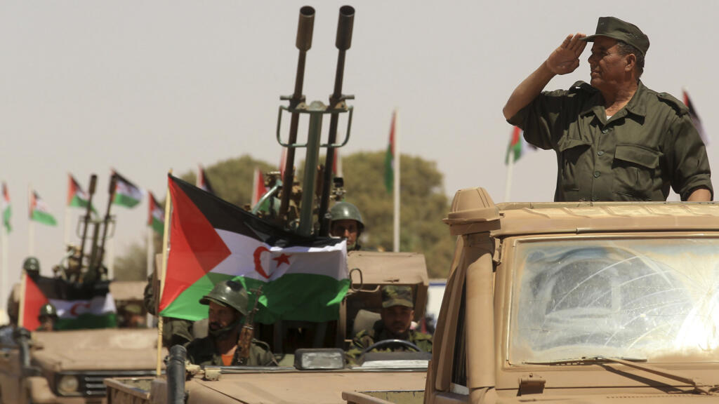 Un soldat du Front Polisario salue lors d'un défilé militaire organisé pour célébrer le 50e anniversaire du Front Polisario au camp d'Aoussered, en Algérie, le samedi 20 mai 2023.