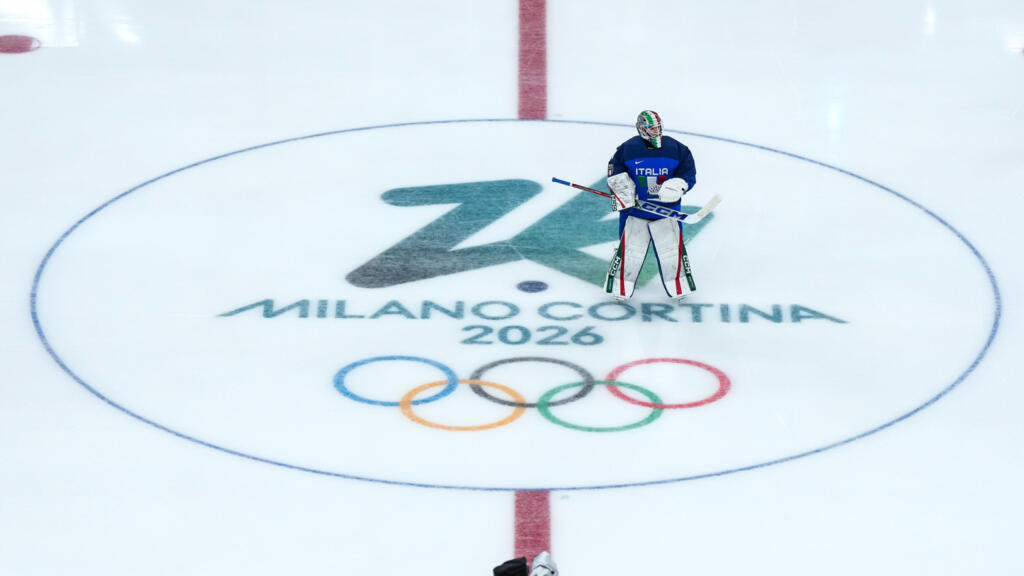 La gardienne italienne Gabriella Durante, originaire de Calgary, patine sur la glace avant un match de hockey féminin contre la France à la patinoire Milano Santagiulia lors des Jeux olympiques d'hiver de Milan-Cortina, à Milan, le jeudi 5 février 2026.