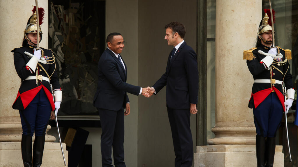 Le président français Emmanuel Macron (à droite) accueille le président de la Refondation malgache Michaël Randrianirina (à gauche) au palais de l'Élysée à Paris, le mardi 24 février 2026.