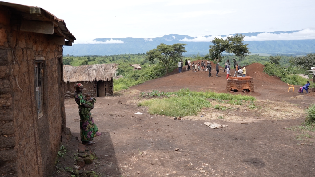 Le village de Namisha dans le territoire de Fizi est perché sur une colline, à 50 kilomètres de la ligne de front.