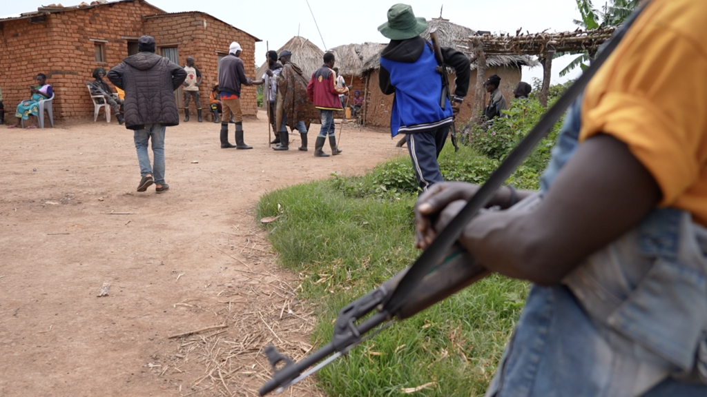 Les wazalendo, ces miliciens qui combattent aux cotés de l’armée, parfois en tenue militaires sont déployés sur plusieurs points stratégiques autour de Fizi, pour surveiller les déplacements de l’ennemi.