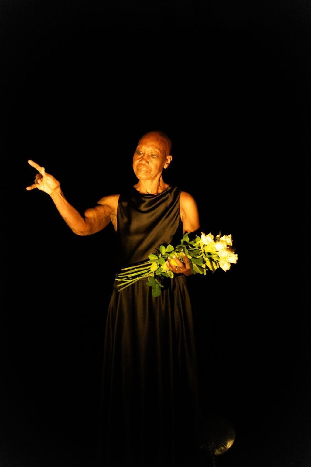 La chorégraphe Germaine Acogny sur la scène de l'université de Johannesburg.