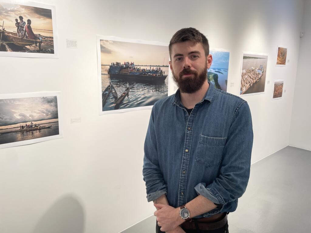 Le photojournaliste britannique Hugh Kinsella Cunningham à la galerie Angalia à Paris où se tient son exposition «Au cœur du bassin du Congo», le 3 février 2026.
