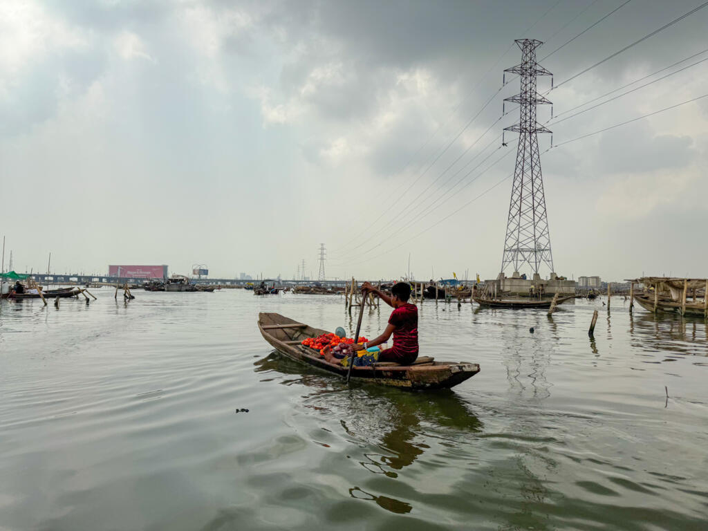 Un habitant du bidonville de Makoko, au Nigeria, une communauté de pêcheurs historique, bâtie sur pilotis en bord de lagune, après que l'État de Lagos en a demandé la destruction d'une bonne partie.