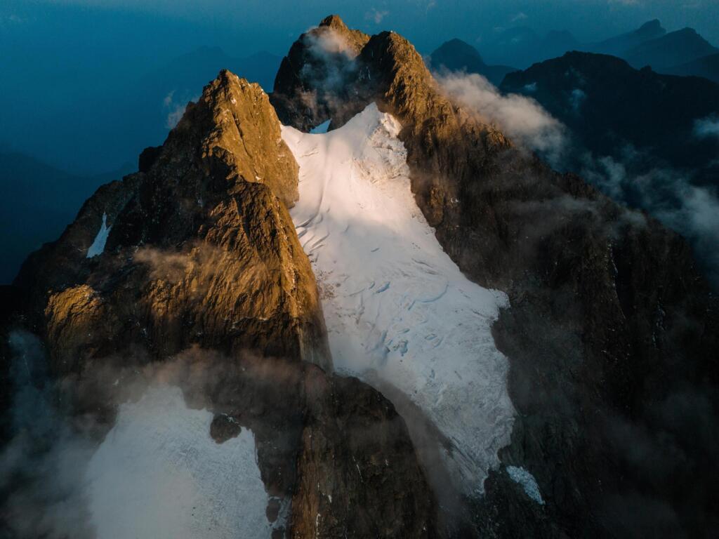 Une vue aérienne du mont Stanley (5 109 mètres d'altitude) et des glaciers Margherita et Stanley, au lever du soleil. La montagne marque la frontière entre l'Ouganda et la République démocratique du Congo. Parc national des monts Rwenzori, Ouganda, 29 janvier 2025.