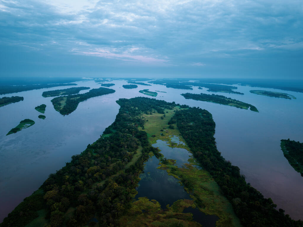 Une vue aérienne du fleuve Congo, prise à l'aube en amont de la ville de Mbandaka.