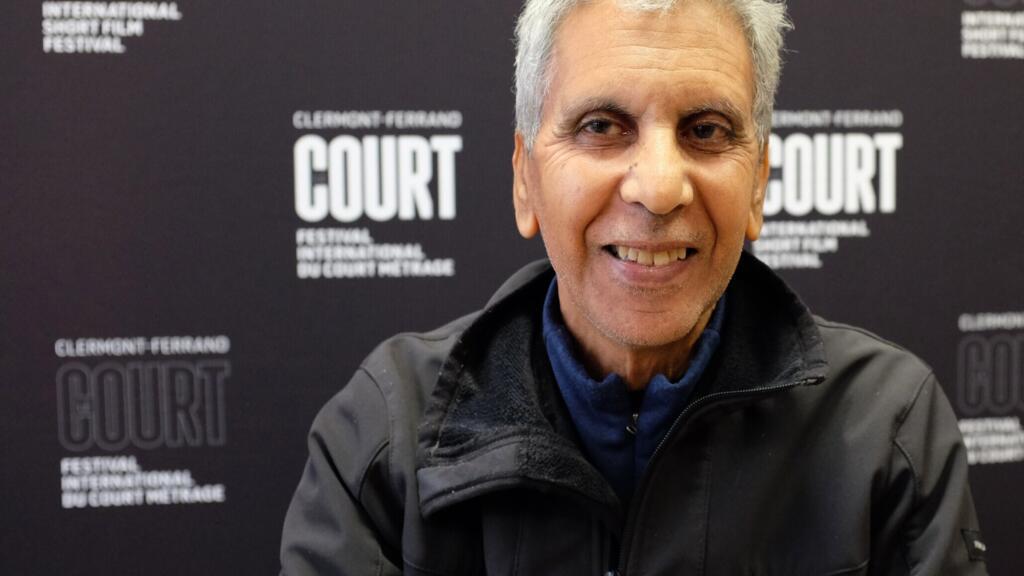 Le réalisateur franco-algérien Rachid Bouchareb en un mot, un geste et un silence.