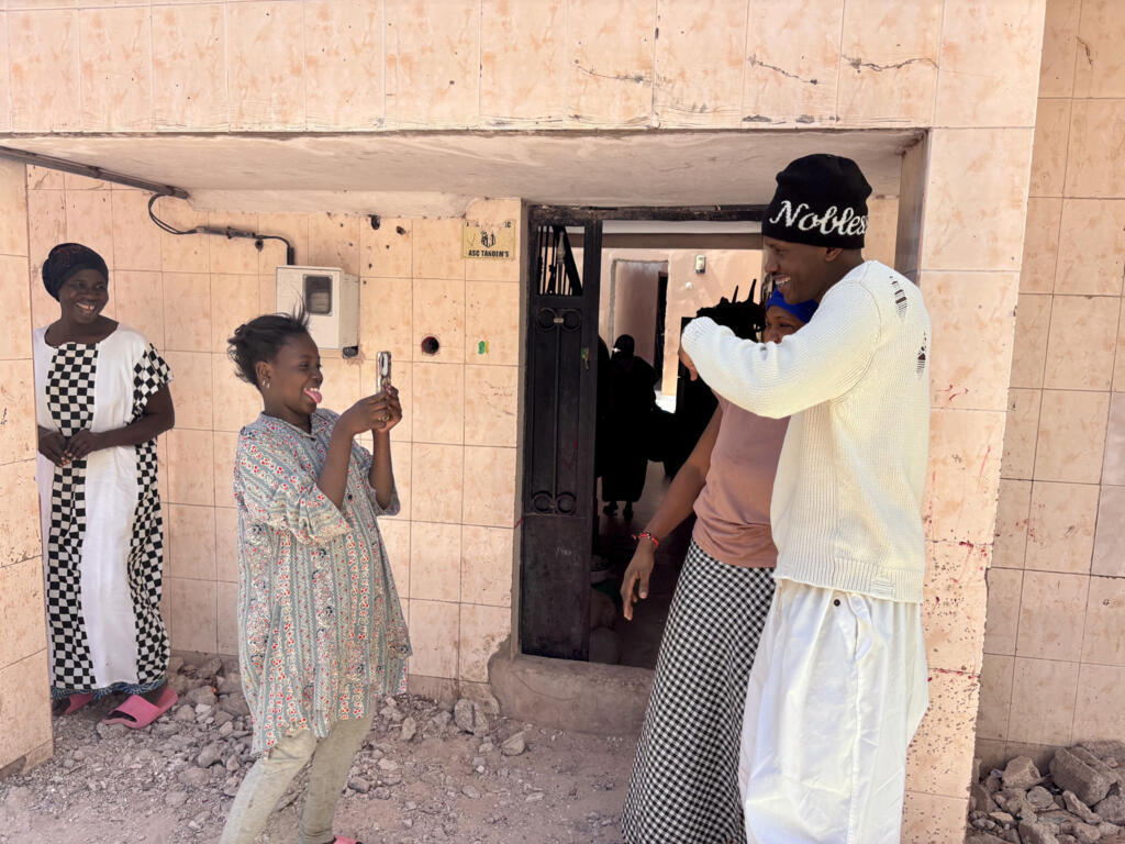 Samba Peuzzi avec des fans dans son quartier de Diamaguène, en banlieue de Dakar.