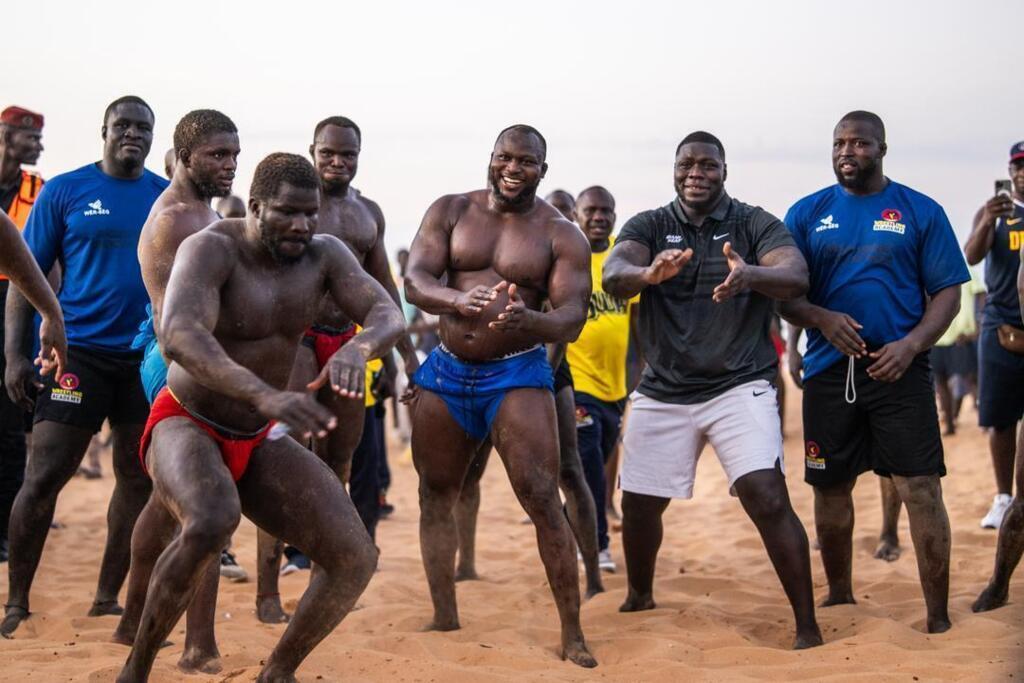 Franc (short blanc) à côté de Modou Lo (short bleu) lors d'un entraînement.