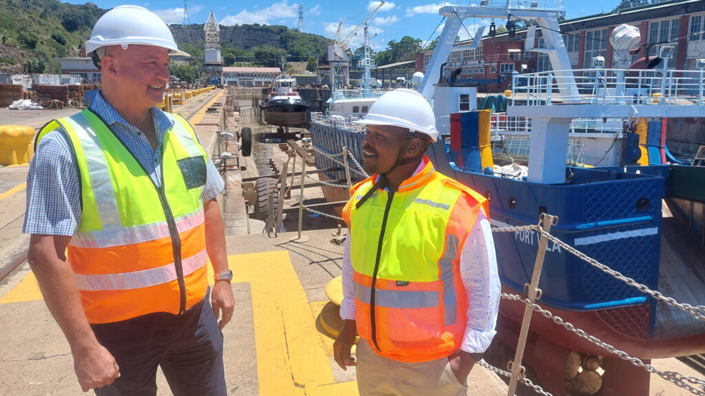 Dirk Botes, responsable clientèle du port, et son directeur, Sphiwe Mthembu, devant le port sec de l’infrastructure.