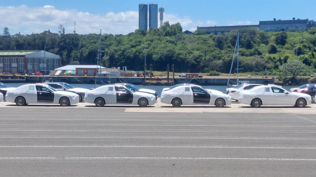 Des Mercedes Classe C entreposées sur un parking du port avant d’être exportées.