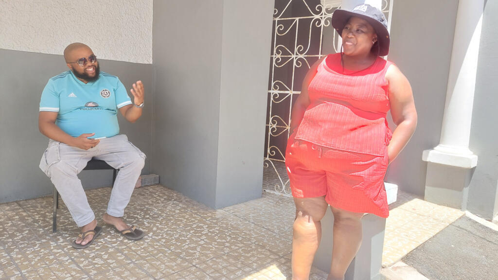 Phiwe Qaba et Kulhe Sigua Vanda du syndicat de travailleurs Numsa sont très inquiets pour l’avenir économique de la ville.