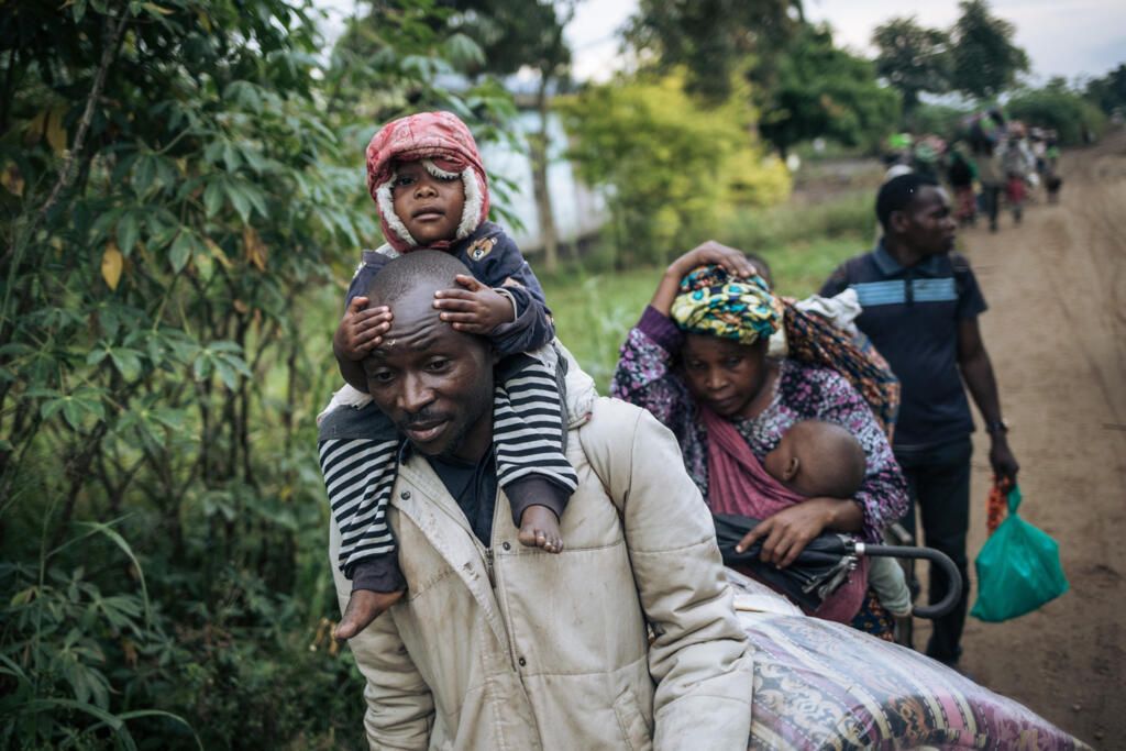 Des personnes déplacées fuient le lieu d'une attaque prétendument perpétrée par le groupe rebelle Forces démocratiques alliées (ADF) dans le village de Halungupa près de Beni le 18 février 2020.