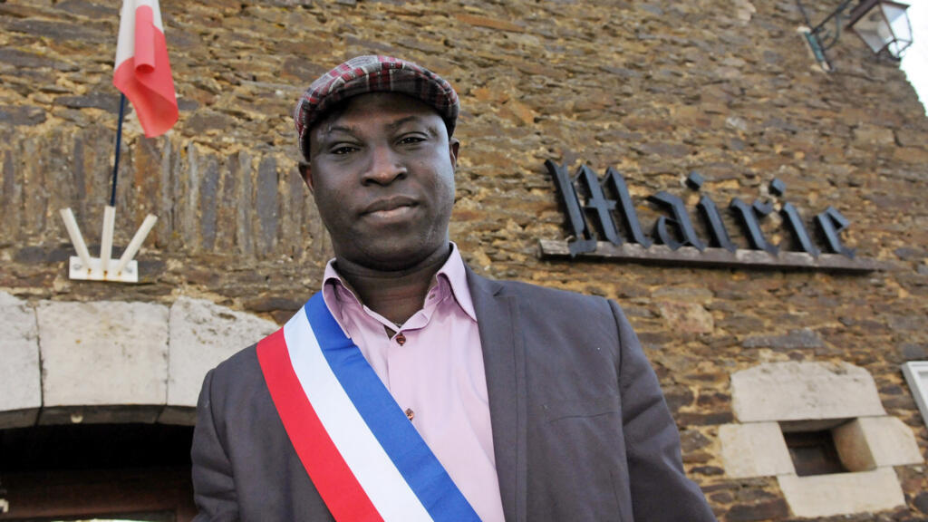 Simon Wodrou pose devant la mairie de Sainte-Juliette-sur-Vaur, dans le département de l'Aveyron, le 7 avril 2014.