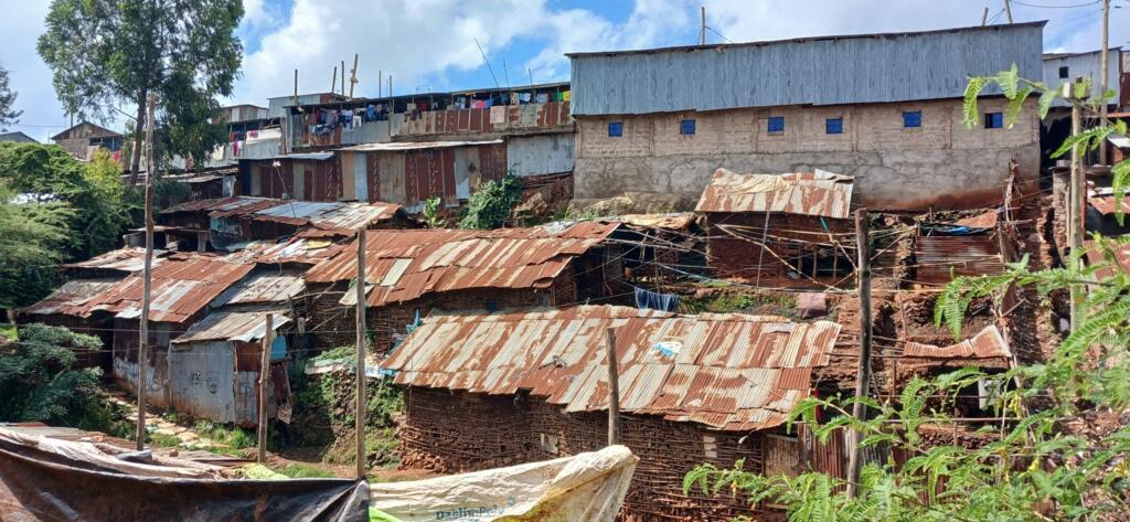 Le bidonville de Kibera à Nairobi où les maisons les plus éloignées de la rivière en contrebas sont les plus convoitées, le 25 mars 2026.