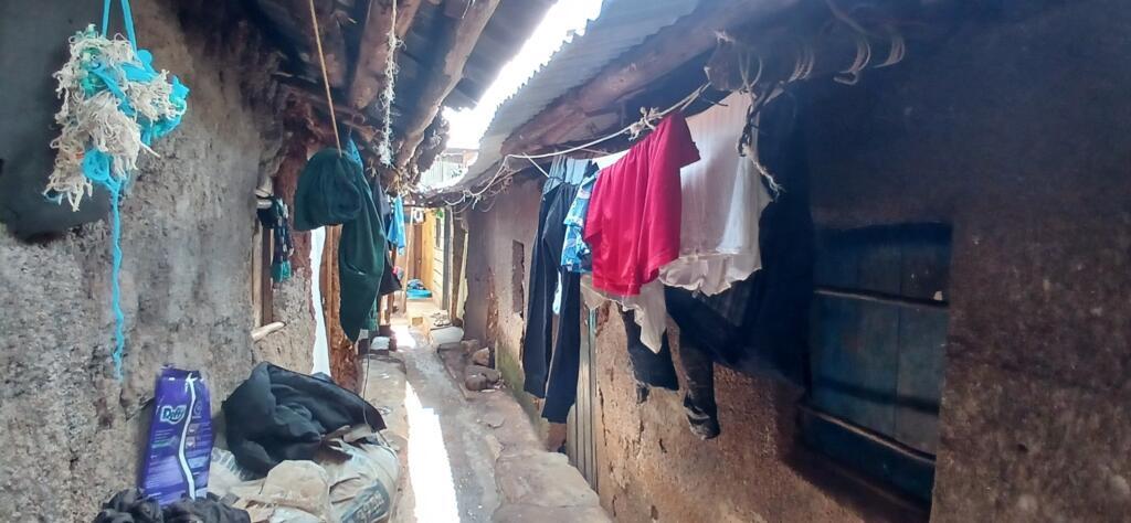 Les habitants du sous-quartier CDC Mtoni, dans Kibera craignent d'être à nouveau inondés. Ici le 25 mars 2026.