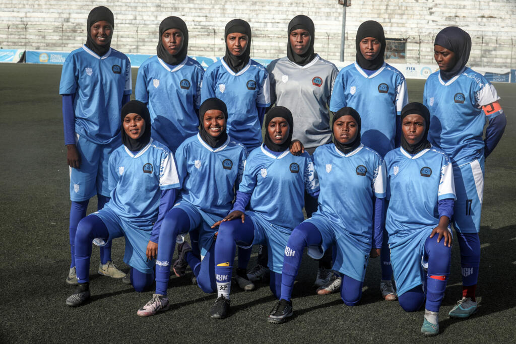 Les joueurs de l'équipe nationale somalienne des moins de 17 ans posent pour une photo d'équipe lors d'un entraînement au stade Eng. Yariisow à Mogadiscio, le 17 février 2026