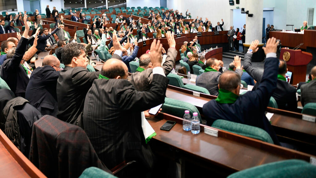 Les membres du Parlement algérien votent à l'unanimité la loi criminalisant la colonisation française, le 24 décembre à Alger. 