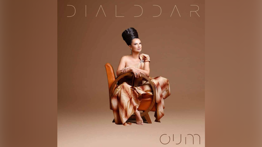 Couverture de l'album «Dialddar», de la chanteuse marocaine Oum.