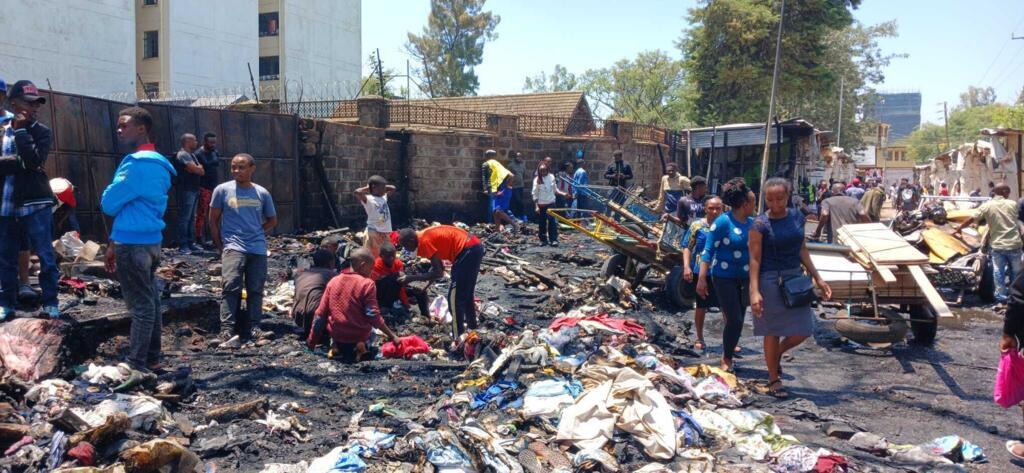 Il aura fallu plus de trois heures aux pompiers pour venir à bout des flammes qui ont détruit plus de 250 échoppes au Toi Market, à Nairobi, le 16 mars 2026.